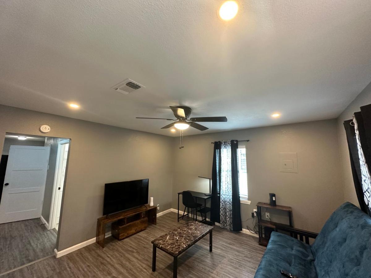 Hess St Apartment Сан Антонио Екстериор снимка